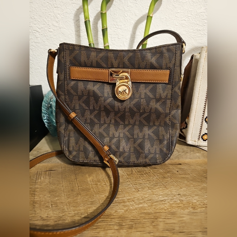 Michael Kors Hamilton brown signature Traveler Messenger Bag